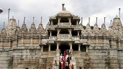 800px-Worshippers_leaving_the_temple_in_Ranakpur_20170904173215